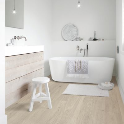 bright hardwood floors in an Abbotsford bathroom